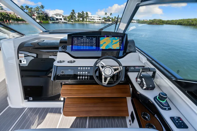 Slide: The Image of Sea Ray 370 Sundancer 2023 - 20
