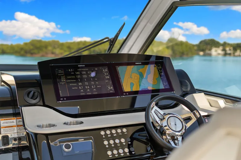 Slide: The Image of Sea Ray 370 Sundancer 2023 - 22