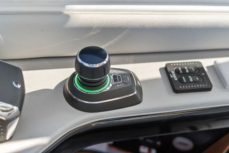 Slide: The Image of Sea Ray 370 Sundancer 2023 - 26