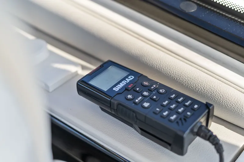 Slide: The Image of Sea Ray 370 Sundancer 2023 - 27