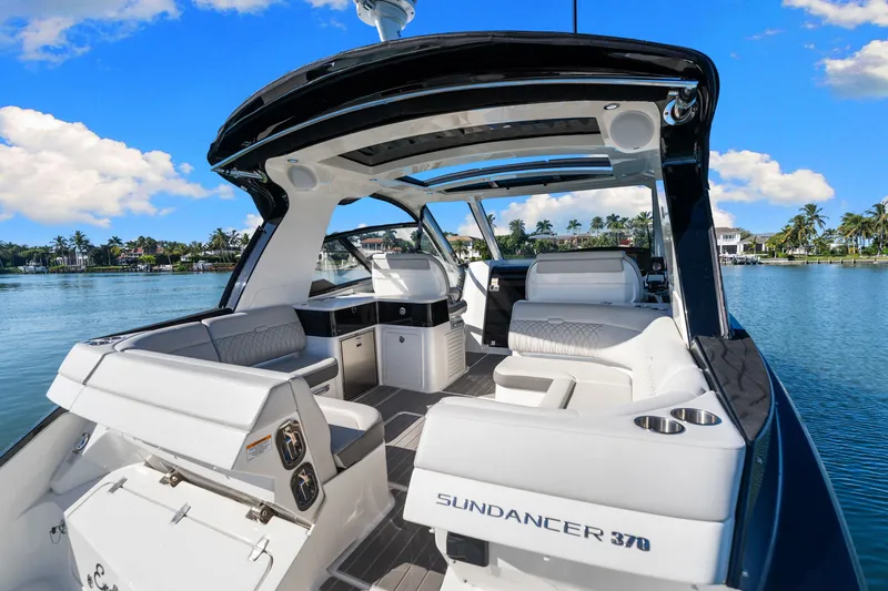 Slide: The Image of Sea Ray 370 Sundancer 2023 - 29