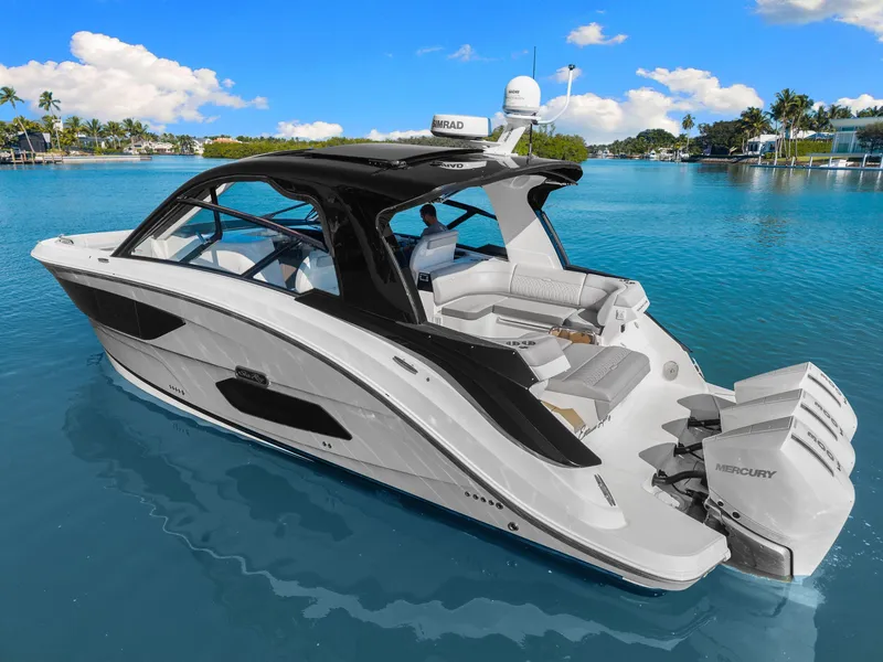 Slide: The Image of Sea Ray 370 Sundancer 2023 - 3