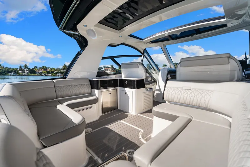 Slide: The Image of Sea Ray 370 Sundancer 2023 - 30