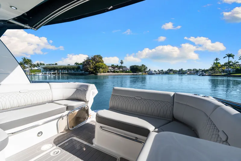 Slide: The Image of Sea Ray 370 Sundancer 2023 - 31