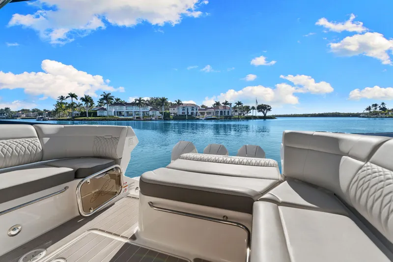 Slide: The Image of Sea Ray 370 Sundancer 2023 - 34