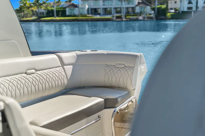 Slide: The Image of Sea Ray 370 Sundancer 2023 - 35