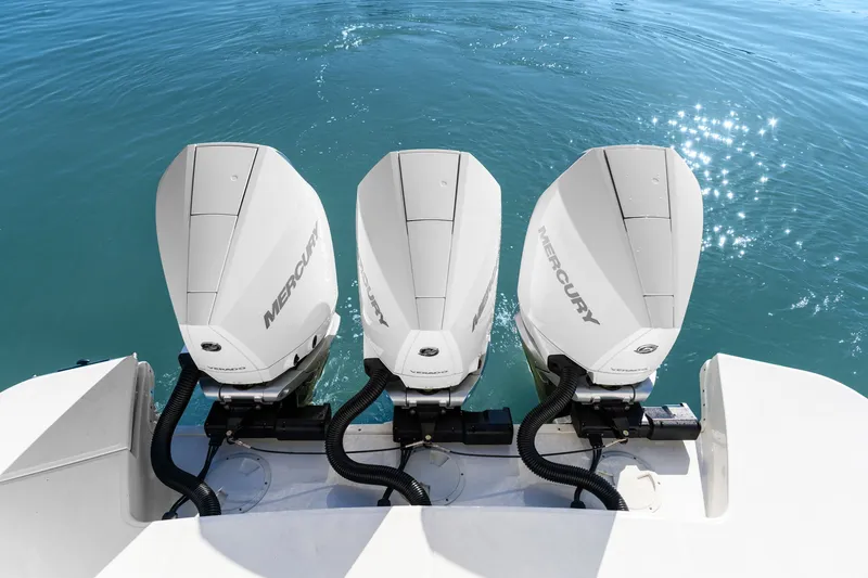 Slide: The Image of Sea Ray 370 Sundancer 2023 - 37