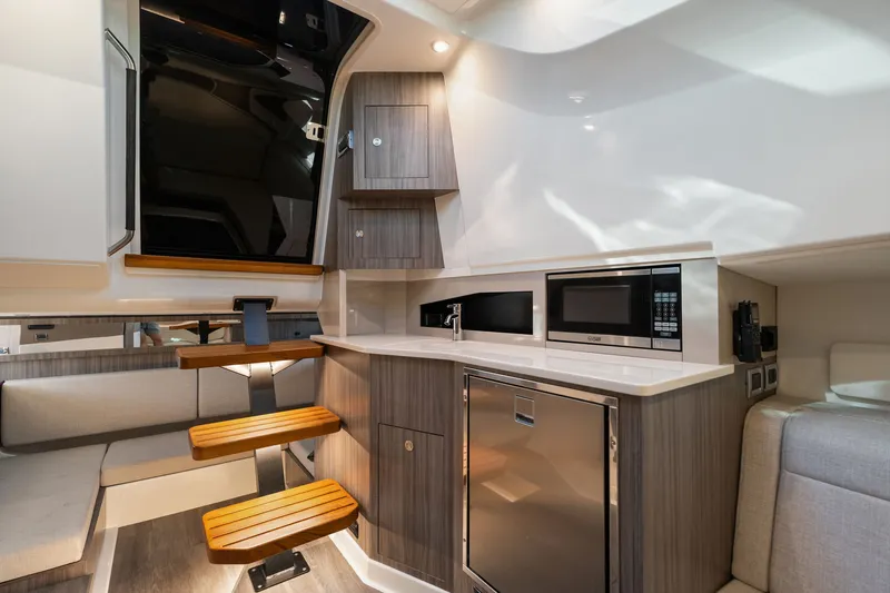 Slide: The Image of Sea Ray 370 Sundancer 2023 - 39