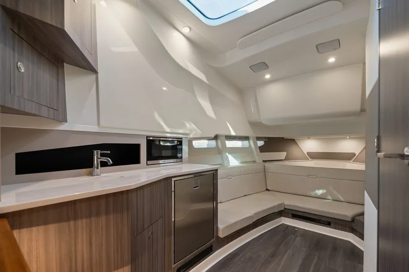 Slide: The Image of Sea Ray 370 Sundancer 2023 - 41