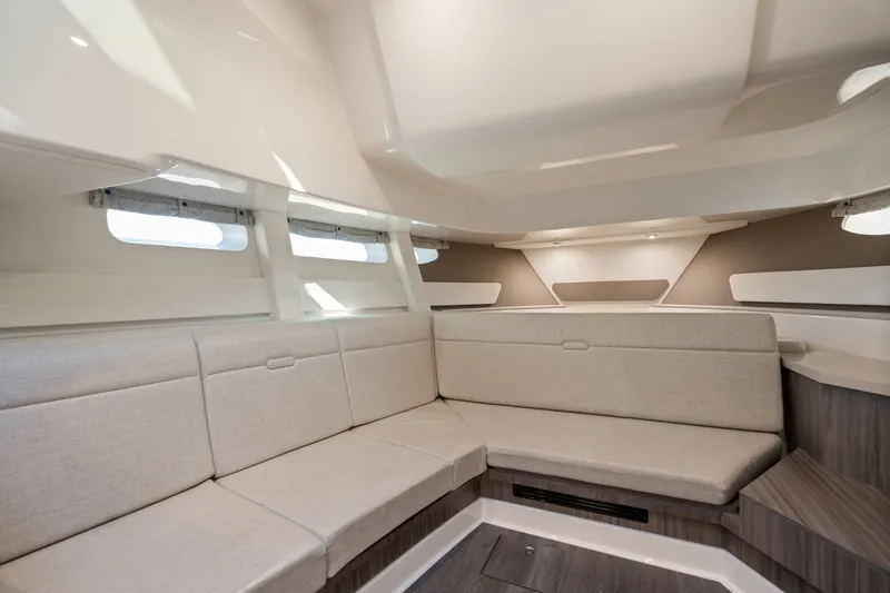 Slide: The Image of Sea Ray 370 Sundancer 2023 - 42