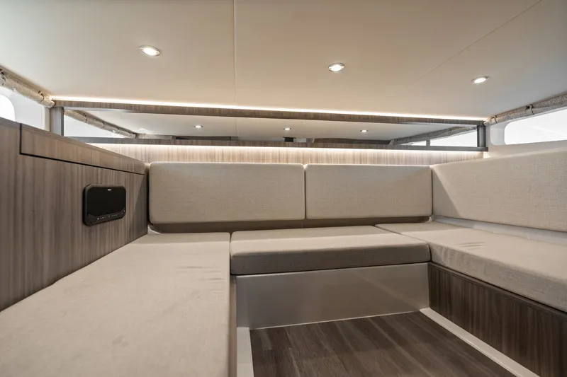 Slide: The Image of Sea Ray 370 Sundancer 2023 - 43