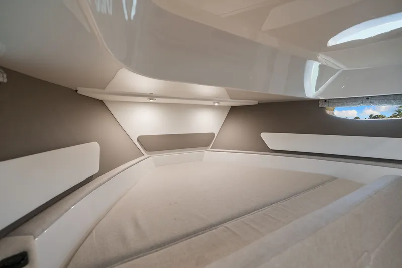 Slide: The Image of Sea Ray 370 Sundancer 2023 - 45