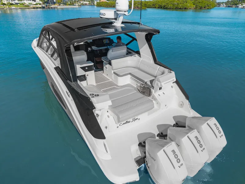 Slide: The Image of Sea Ray 370 Sundancer 2023 - 8