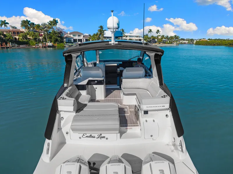 Slide: The Image of Sea Ray 370 Sundancer 2023 - 9