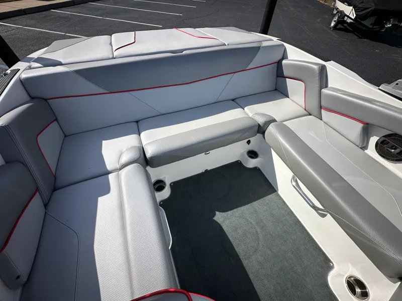 Slide: The Image of MasterCraft NXT20 2019 - 14