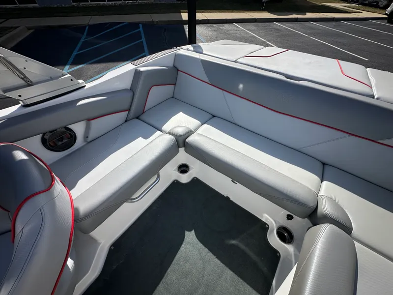 Slide: The Image of MasterCraft NXT20 2019 - 15