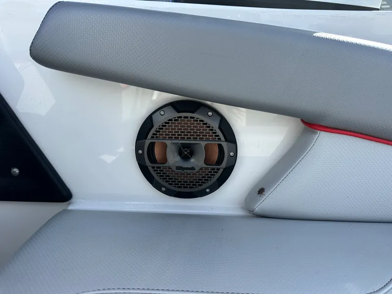 Slide: The Image of MasterCraft NXT20 2019 - 16