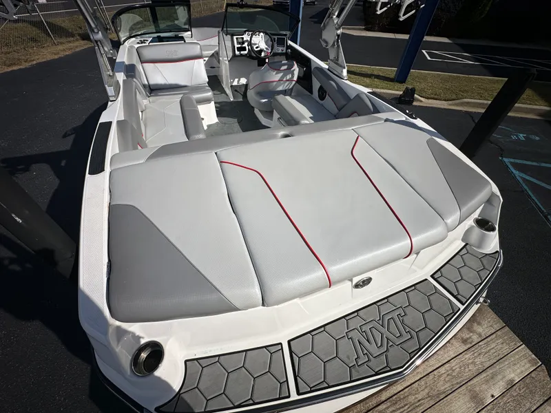 Slide: The Image of MasterCraft NXT20 2019 - 5