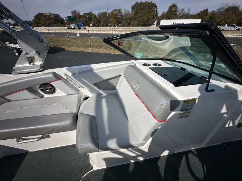 Slide: The Image of MasterCraft NXT20 2019 - 8