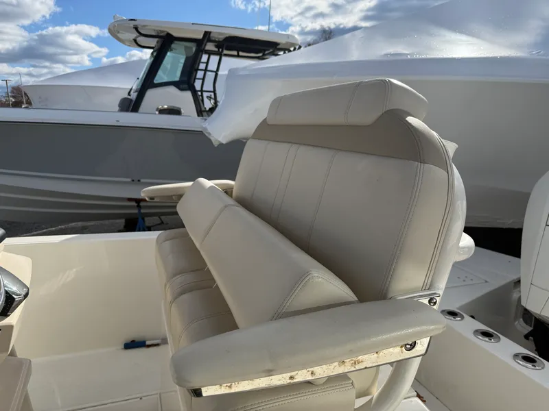 Slide: The Image of Boston Whaler 220 DAUNTLESS 2023 - 10