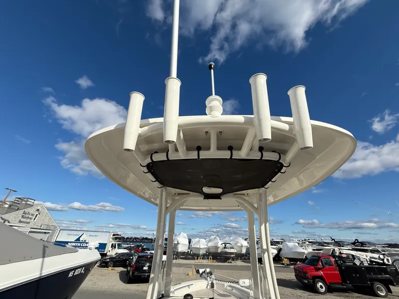 Slide: The Image of Boston Whaler 220 DAUNTLESS 2023 - 12