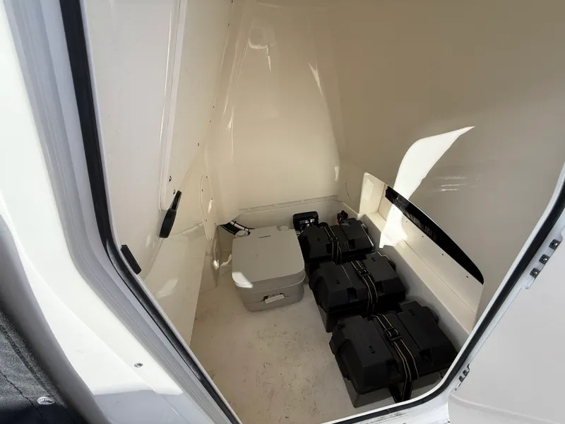 Slide: The Image of Boston Whaler 220 DAUNTLESS 2023 - 13