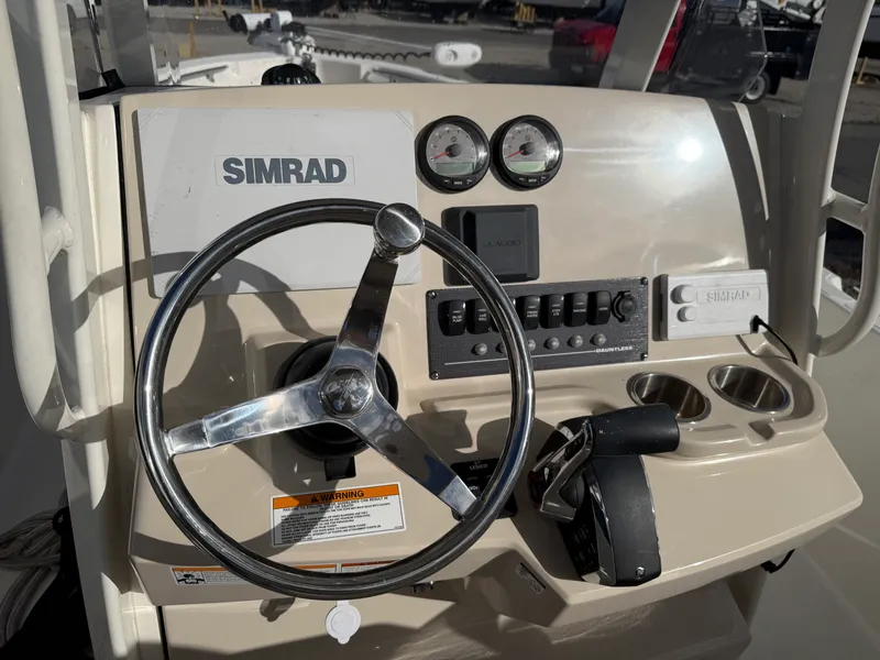 Slide: The Image of Boston Whaler 220 DAUNTLESS 2023 - 14