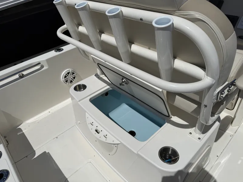 Slide: The Image of Boston Whaler 220 DAUNTLESS 2023 - 16