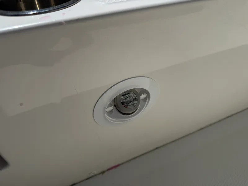 Slide: The Image of Boston Whaler 220 DAUNTLESS 2023 - 18