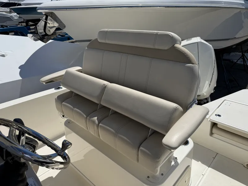 Slide: The Image of Boston Whaler 220 DAUNTLESS 2023 - 19