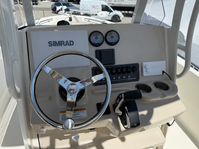 Slide: The Image of Boston Whaler 220 DAUNTLESS 2023 - 20