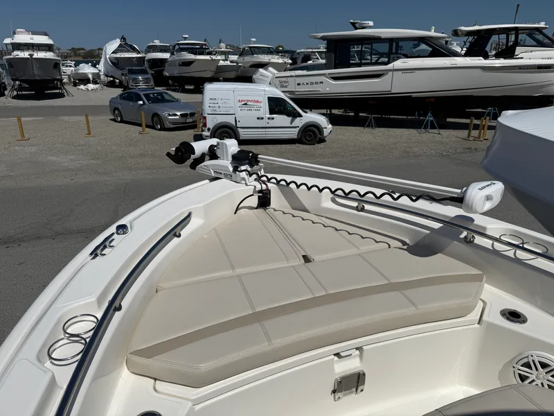 Slide: The Image of Boston Whaler 220 DAUNTLESS 2023 - 21