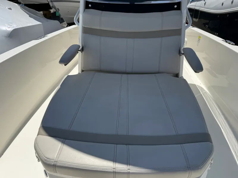 Slide: The Image of Boston Whaler 220 DAUNTLESS 2023 - 22