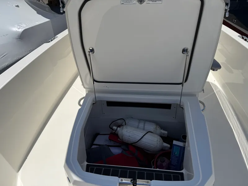 Slide: The Image of Boston Whaler 220 DAUNTLESS 2023 - 23
