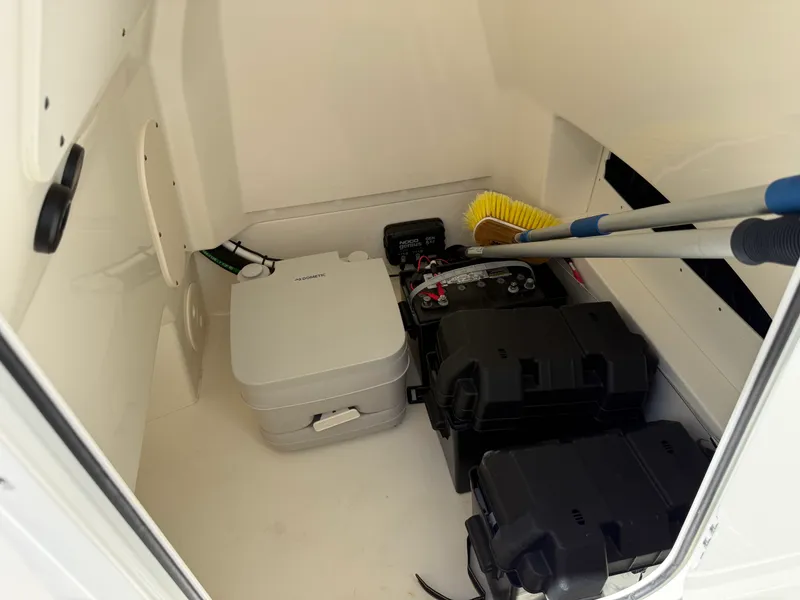 Slide: The Image of Boston Whaler 220 DAUNTLESS 2023 - 24