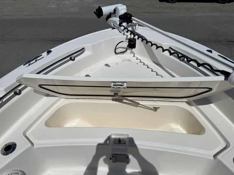 Slide: The Image of Boston Whaler 220 DAUNTLESS 2023 - 25