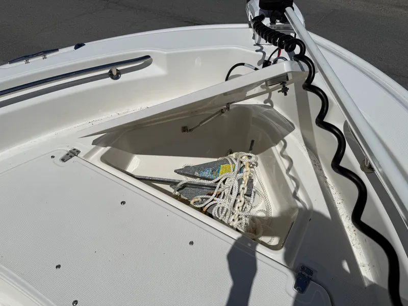 Slide: The Image of Boston Whaler 220 DAUNTLESS 2023 - 26