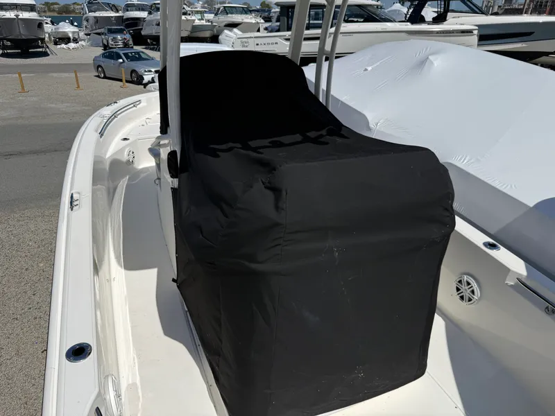Slide: The Image of Boston Whaler 220 DAUNTLESS 2023 - 27
