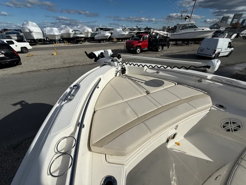 Slide: The Image of Boston Whaler 220 DAUNTLESS 2023 - 3