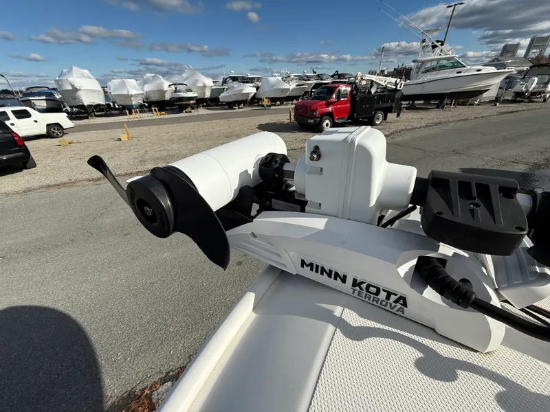 Slide: The Image of Boston Whaler 220 DAUNTLESS 2023 - 4