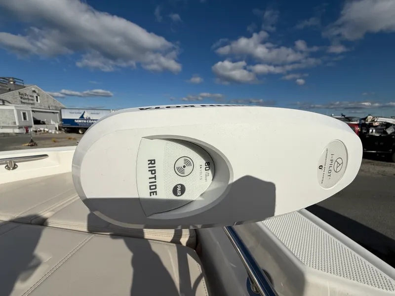 Slide: The Image of Boston Whaler 220 DAUNTLESS 2023 - 5