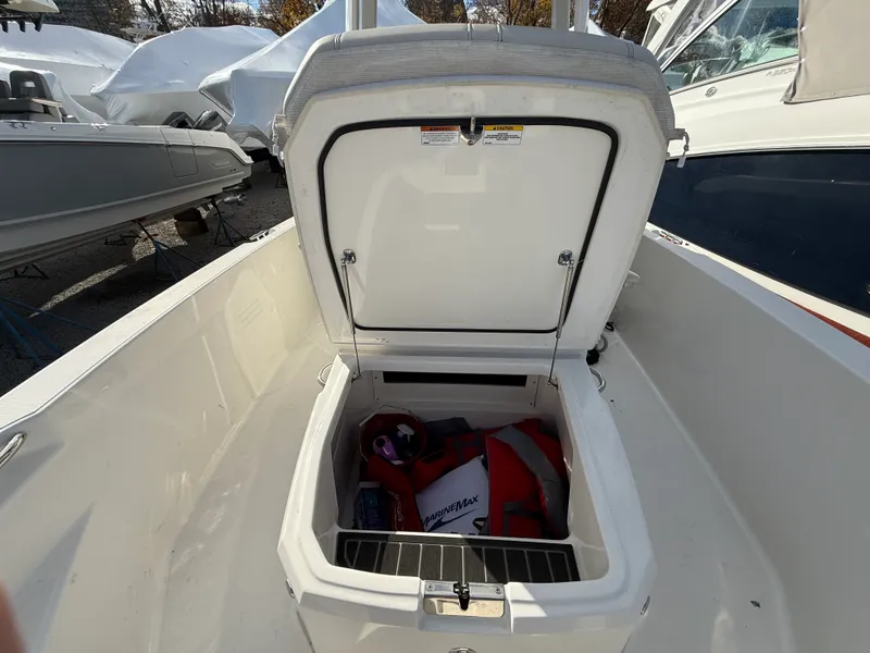 Slide: The Image of Boston Whaler 220 DAUNTLESS 2023 - 7