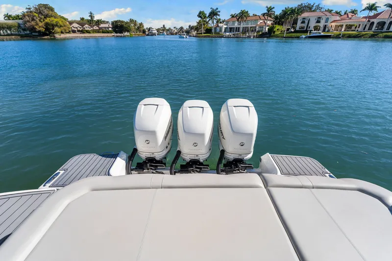 Slide: The Image of Sea Ray 400 SLX OUTBOARD 2020 - 19
