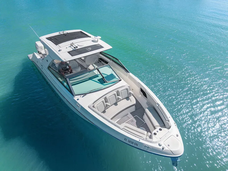 Slide: The Image of Sea Ray 400 SLX OUTBOARD 2020 - 3