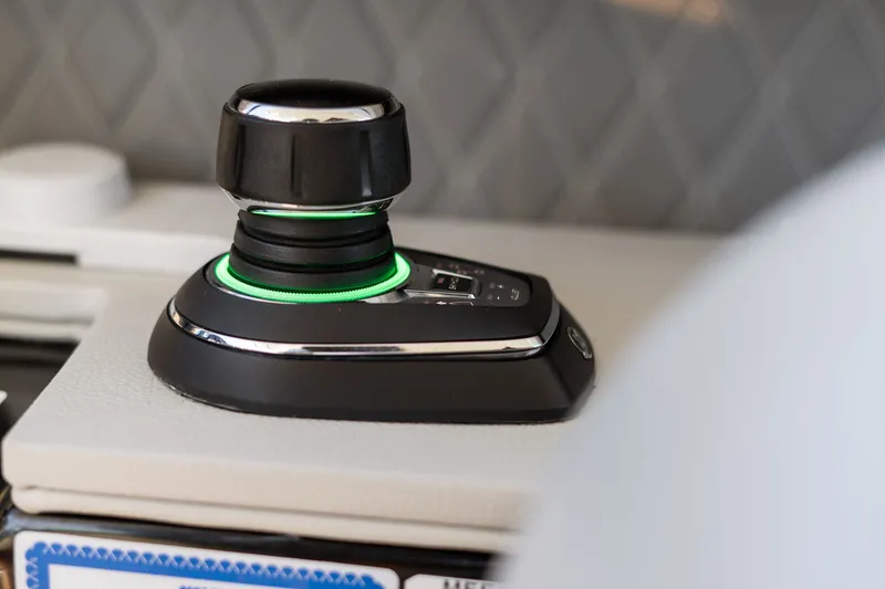 Slide: The Image of Sea Ray 400 SLX OUTBOARD 2020 - 31