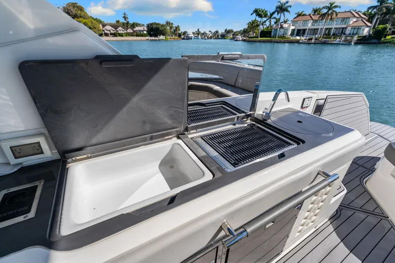 Slide: The Image of Sea Ray 400 SLX OUTBOARD 2020 - 39