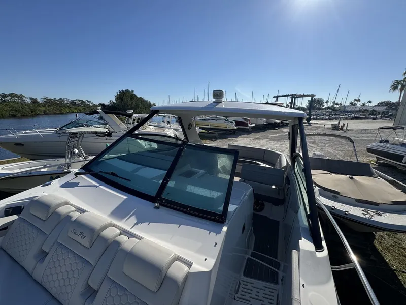 Slide: The Image of Sea Ray 320 SUNDANCER OUTBOARD 2024 - 12