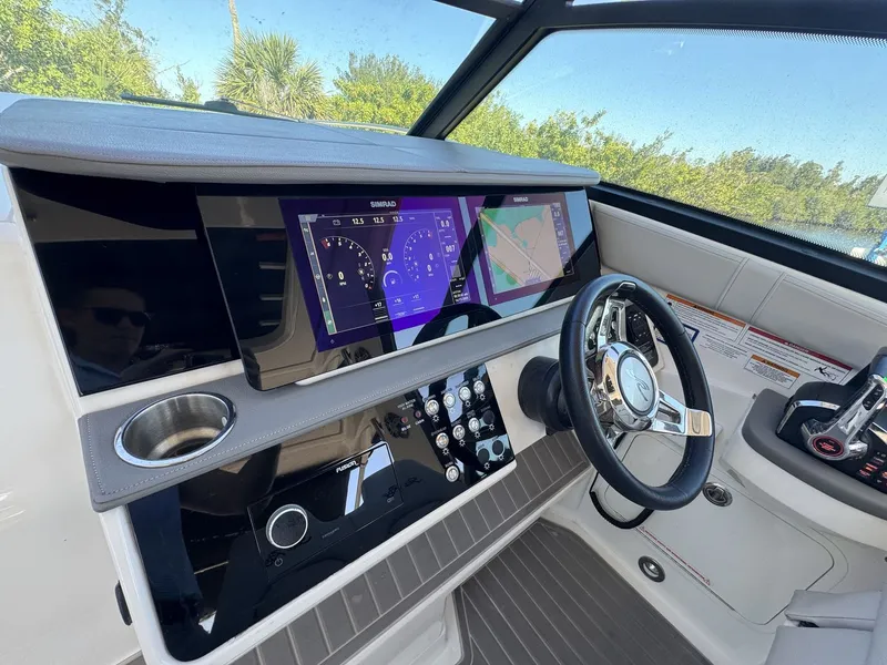 Slide: The Image of Sea Ray 320 SUNDANCER OUTBOARD 2024 - 14