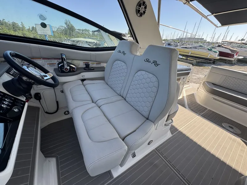 Slide: The Image of Sea Ray 320 SUNDANCER OUTBOARD 2024 - 15