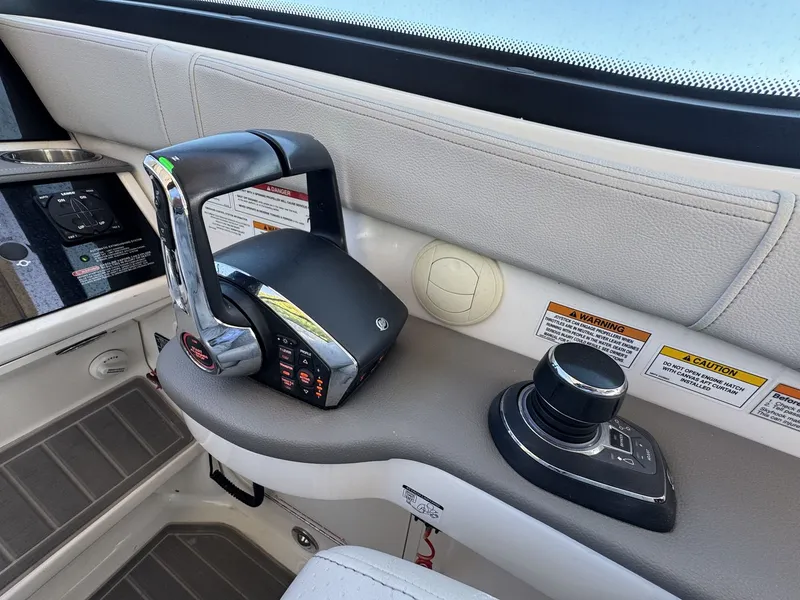 Slide: The Image of Sea Ray 320 SUNDANCER OUTBOARD 2024 - 17